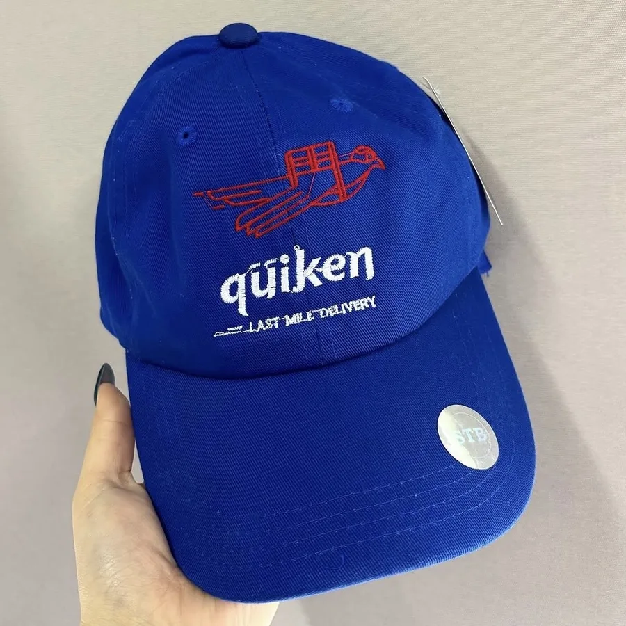 Gorra azul personalizada con bordado para Quiken