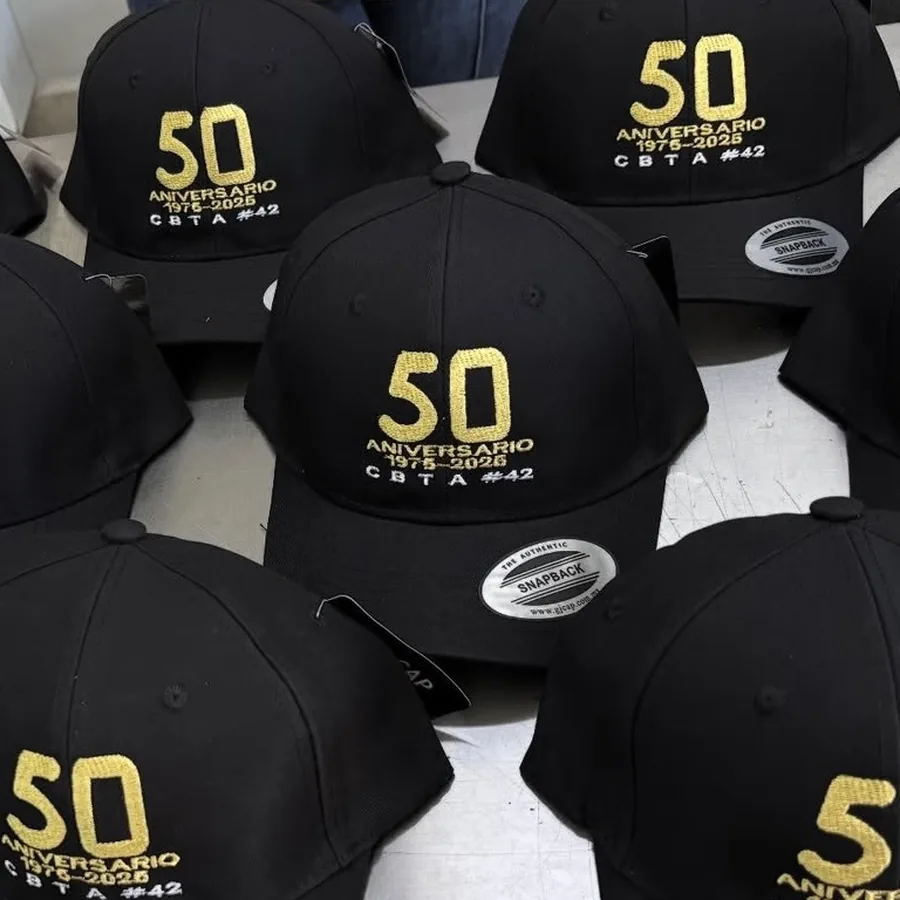 Gorras negras con bordado de aniversario