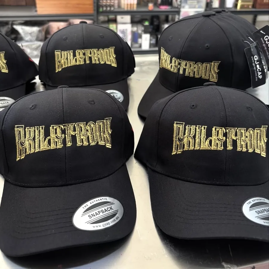 Gorras negras personalizadas con bordado dorado