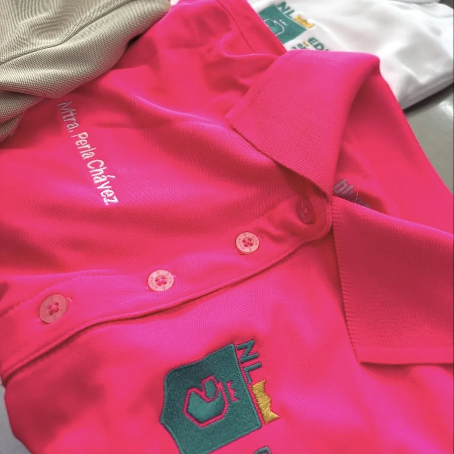 Playera tipo polo rosa con bordado personalizado